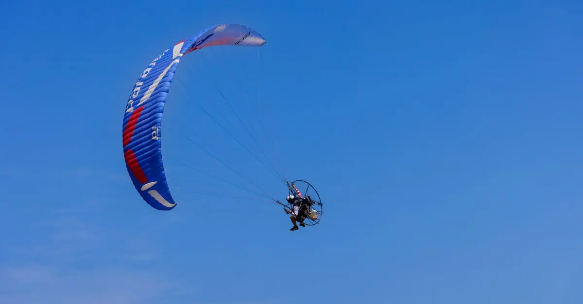 Parapente vs Paramoteur : lequel choisir ?