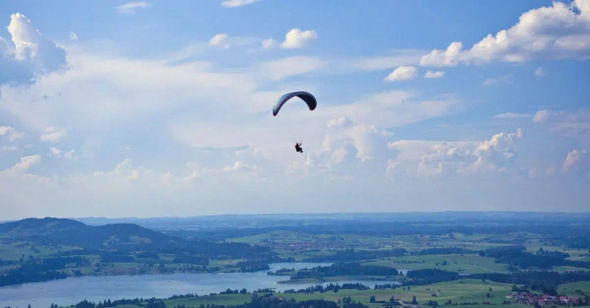 Les bienfaits du parapente : pourquoi essayer cette aventure aérienne