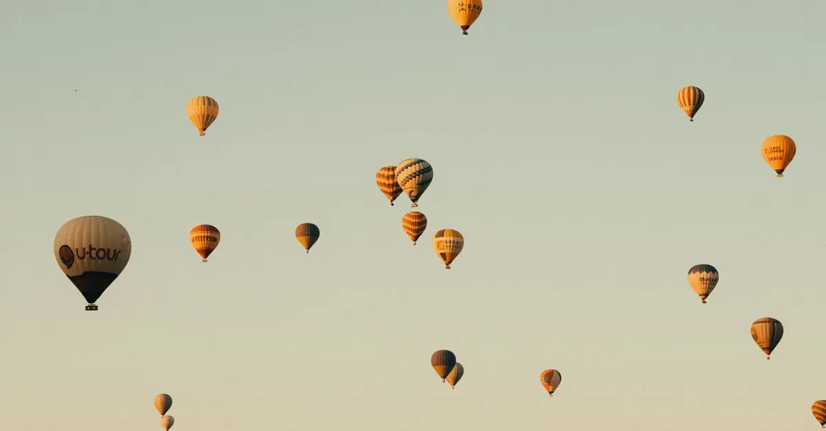 Choisir entre un vol en montgolfière ou en hélicoptère : lequel privilégier ?